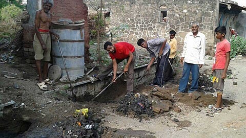 धुळे : कर्मचाऱ्यांची वाट पाहता स्वच्छता करण्याचा तरुणांचा निर्धार!