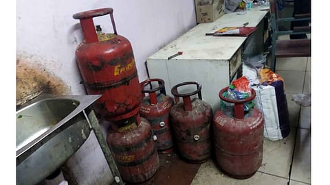 बेंडाळे महाविद्यालयाच्या खाणावळीत पुरवठा विभागाची कारवाई