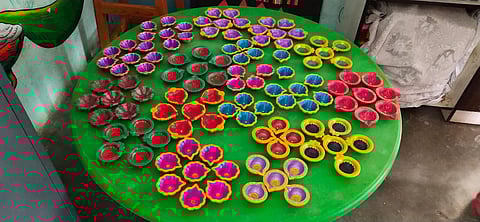 Akola News: Students make Diwali lights and parents become customers
