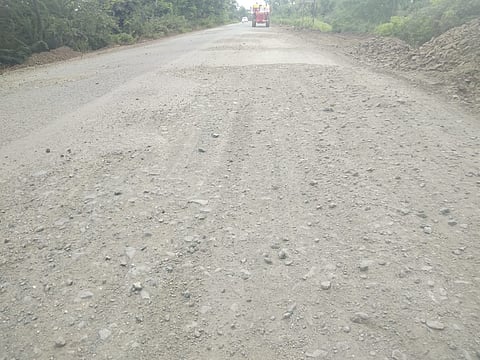 चाळीसगाव-धुळे महामार्गावर धुळीचे ढग; अंदाज येत नसल्याने होताय अपघात !