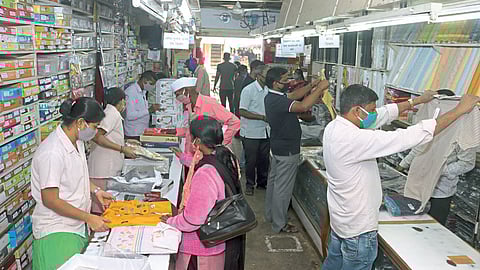 दिवाळी खरेदीसाठी साताऱ्यात दुकानं हाउसफुल्ल; ग्राहकांची ब्रॅंडेड कपड्यांना पसंती