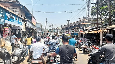 citizens crowd market sawantwadi konkan sindhudurg