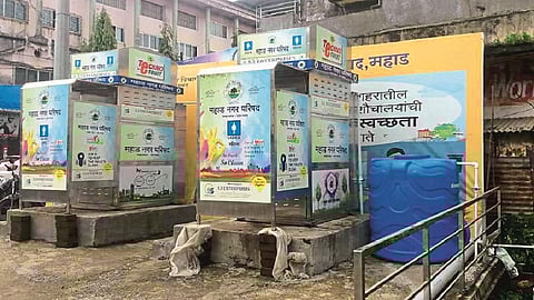 महाड : शहरातील मध्यवर्ती ठिकाणी बंद पडलेले ई-टॉयलेट्स.
