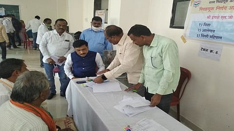 नांदेड - तहसीलदार किरण अंबेकर यांनी बुधवारी निवडणुक विभागातील टेबलला भेट देऊन पाहणी केली.