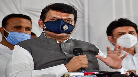 तेवढेच सांगा साहेब, प्रवचने नकोत...सामनातून देवेंद्र फडणवीसांना टोला