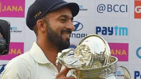 ऐतिहासिक रणजी ट्रॉफीसह कर्णधार फैज फजल.