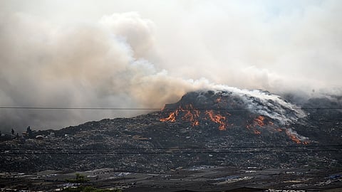 ठाणे ः दिवा डम्पिंग ग्राऊंडला मंगळवारी सकाळी पुन्हा एकदा भीषण आग लागल्याने परिसर धुराने भरून गेला होता. वारंवार होणाऱ्या या घटनांमुळे दिवावासीय हैराण झाले आहेत.(छायाचित्र : दीपक कुरकुंडे)