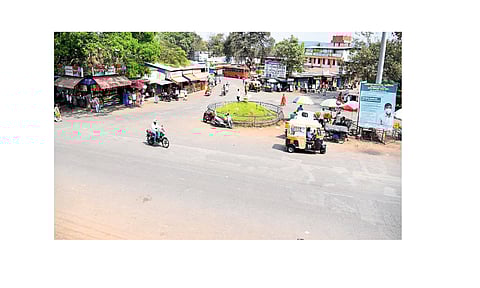 Locks Up The Library, Parks In Gadhinglaj Kolhapur Marathi News