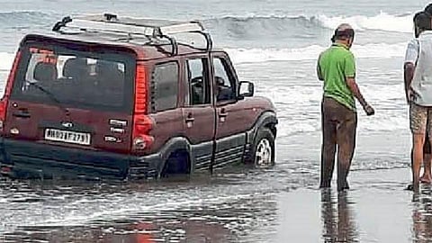 four wheeler minor accident in ratnagiri stive in sand of beach bhatye