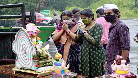 पिंपरी-चिंचवड शहरात मू्र्तीदानाला प्रतिसाद; नियमांचे पालन करून बाप्पाला निरोप