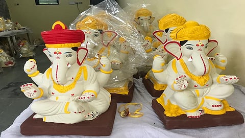 कुंकू-हळदीने रंगवलेल्या मूर्तीं