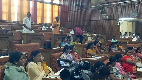 नगरसेवकांचा संताप... आम्ही फक्त हात वर करायला यायचे का...