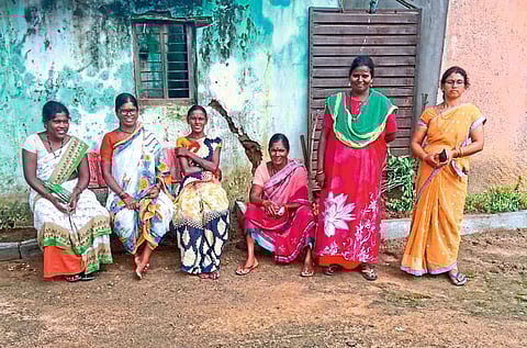 The women handed over the liquor dealer to the police