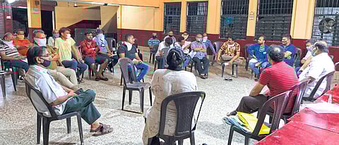 देसाईगंज : व्यापारी असोसिएशनच्या पदाधिकाऱ्यांशी चर्चा करताना मुक्तिपथ कार्यकर्ते.