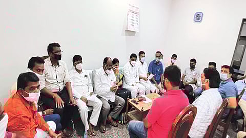 गडचिरोली : जनता कर्फ्यूबद्दल माहिती देताना सर्वपक्षीय नेते.