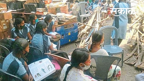 गर्ल्स हायस्कूल भरतेय रस्त्यावर; नागरिकांतून संताप