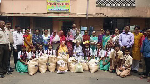 हडपसरः सिध्दी वृध्दाश्रमास गेनबा सोपानराव मोझे प्रशालेच्या विदयार्थ्यांनी दिवाळी निमित्त अन्न-धान्य व अन्य साहित्य दिले. याप्रसंगी विदयार्थी, वृध्द महिला आणि शिक्षक.