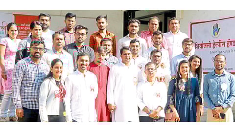 उच्चशिक्षितांकडून अनाथांसाठी ‘हेल्पिंग हॅंड’