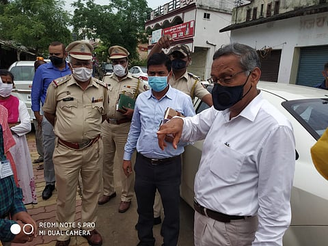 हिंगणा : कोरोना प्रतिबंधित क्षेत्राची पाहणी करताना विभागीय आयुक्त संजीव कुमार,