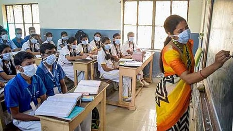 शाळा, कॉलेजबाबतचा संभ्रम दूर; सोमवारपासून नववी ते बारावीचे वर्ग होणार सुरू