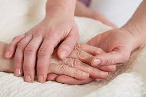 निराधार वृध्दाला मुस्लीम कुटूंबियाने दिली माती ;माणूसकीचे घडले दर्शन