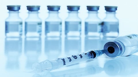 BIG NEWS : कोरोनावरील लस टोचून घेतलेल्या डॉक्टरला सौम्य दुष्परिणाम, ICU मध्ये उपचार सुरू