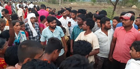 वरठी : भरधाव वाळूच्या ट्रॅक्टरने धडक दिल्याने व्यक्तीचा मृत्यू झाल्याने जमावाने घटनास्थळावर एकच गर्दी केली होती.