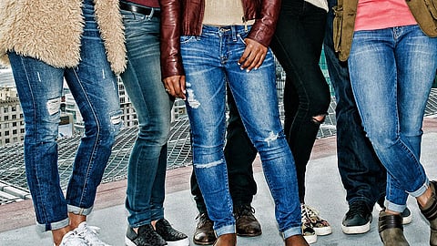 सार्वजनिक ठिकाणी घट्ट पेहराव, चुंबन नको!