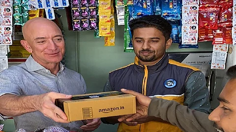 जेव्हा ऍमेझॉनचे मालक स्वतः देतात पॅकेजची डिलेव्हरी..