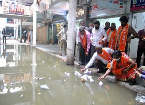 शिवसेनेचे अनोखे आंदोलन; साचलेल्या पाण्यात कागदी बोटी सोडून सत्ताधारी भाजपचा निषेध