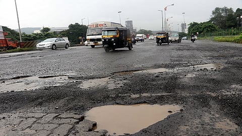 शीव-पनवेल महामार्गावर पुन्हा खड्ड्यांचे विघ्न; काेट्यवधींचा खर्च पाण्यात?