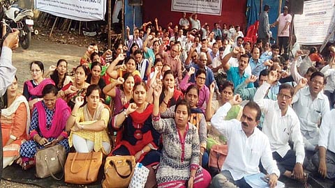 Akola News: Teachers will observe a black day due to the government's denial