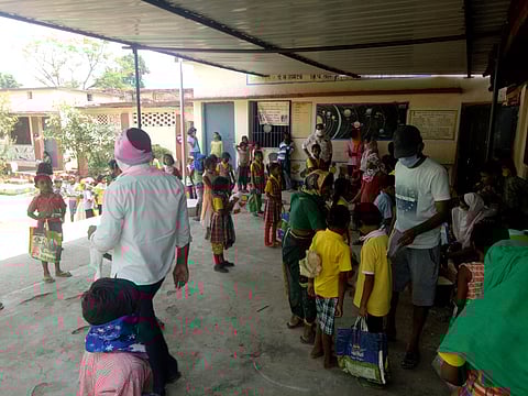 काचुरवाही :  शिक्षकांची प्रतीक्षा करून वैतागलेले धान्य घेण्यासाठी आलेले चिमुकले.