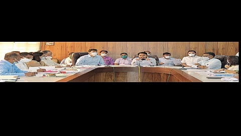 Promptly resolve pending issues in Palus, Kadegaon taluka