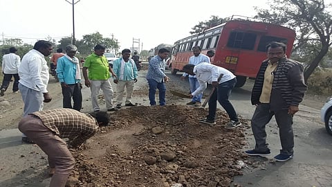 कळमुनरी ः राष्ट्रीय महामार्गावरील पडलेले खड्डे सामाजिक कार्यकर्त्यांनी श्रमदानातून बुजविले.