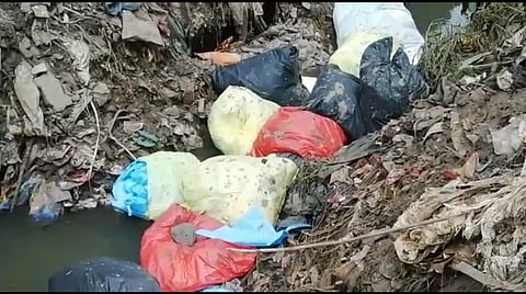 कामठीः कोरोना रुग्णांची चाचणी झाल्यानंतर उघडयावर फेकलेले साहित्य.