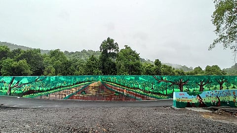 पनवेल : भिंतींवर काढलेली चित्रे.