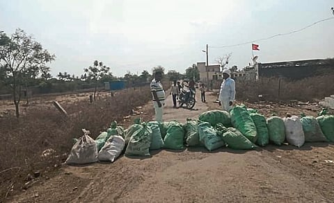 करोडी येथील सर्व रस्ते बंद करण्यात येऊन गावात करण्यात आलेली नो एंट्री.
