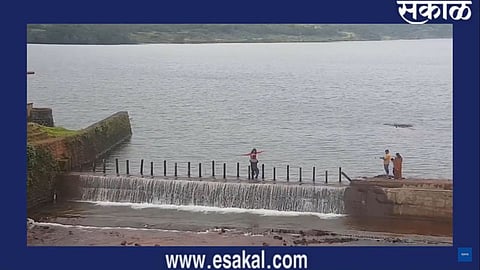 Video : पर्यटकांनाे, सेल्फीपेक्षा जीव मोलाचा..! कास धरणावर 'असे' वागू नका