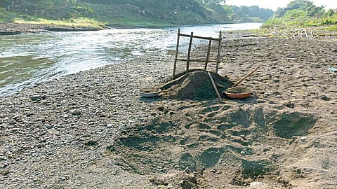 पुसेगाव, काटकरवाडी परिसरात वाळू चोरट्यांचा धुमाकूळ, पोलिस-महसूलचे दुर्लक्ष