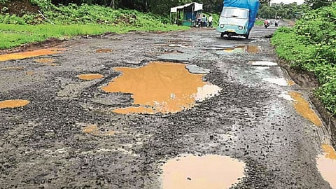 म्हसळा : रस्त्यांवर पडलेले खड्डे