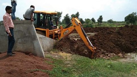 लाखांदूर : पालेपेंढरी येथे शेतात पाणी पोहोचविण्यासाठी जेसीबीने पाट करताना कर्मचारी.