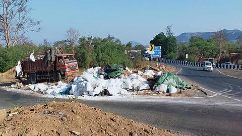 लघुशंकेसाठी रस्त्याकडेला थांबलेल्या पाचजणांचा जागीच मृत्यू