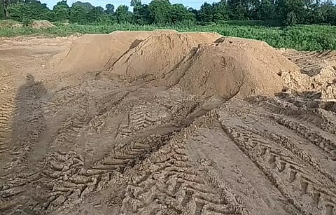 कोदामेंढीः वाळूमाफियांनी नदीपात्रात साठवून ठेवलेला वाळूचा ढिग.