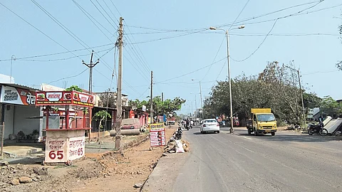 Road widening without removing electricity poles to Kupwad