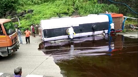 पुणे-मुंबई द्रुतगती मार्गावर टँकर उलटला; वाहतूक विस्कळीत
