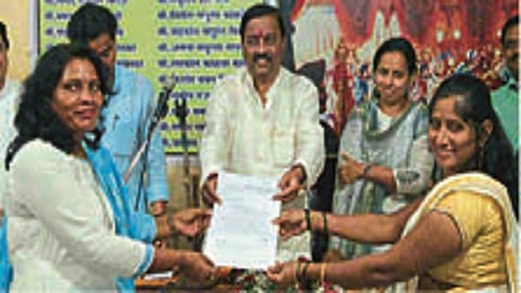 वडवली ः आदर्श ग्राम योजनेचे पत्र देताना खासदार सुनील तटकरे.