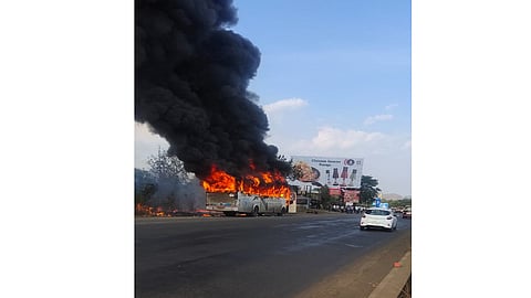 luxury bus caught fire near vadhivrhe mumbai nashik highway nashik marathi
