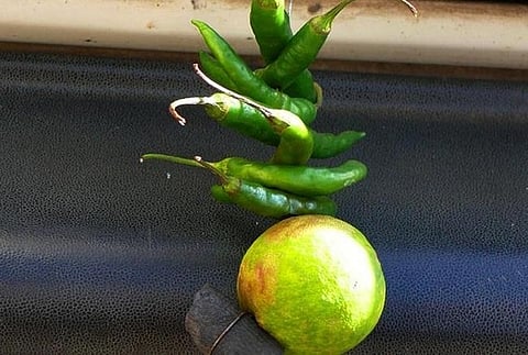 काळी बहुली, लिंबू-अंडे.. मध्यरात्री घरावर येतात दगड!