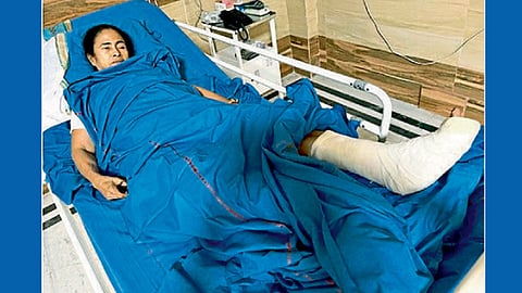 तृणमूल काँग्रेसचे खासदार अभिषेक बॅनर्जी यांनी ट्विटरवर पोस्ट केलेले पश्चिम बंगालच्या मुख्यमंत्री ममता बॅनर्जी यांचे रुग्णालयातील छायाचित्र.